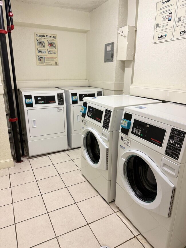 Building Photo - 4001 S Ocean Dr