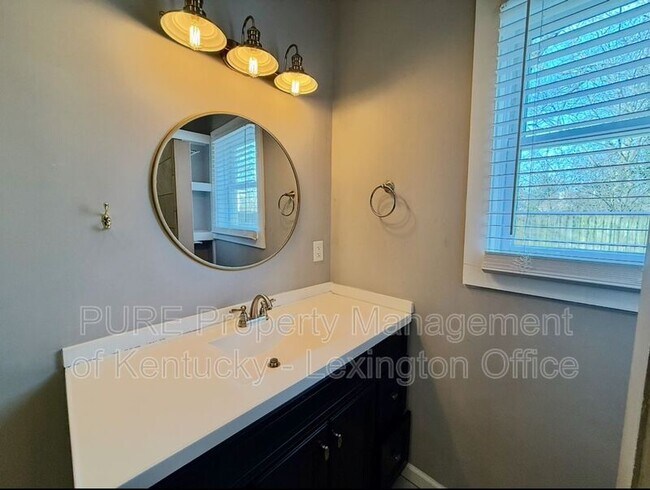 Building Photo - 611 N Broadway