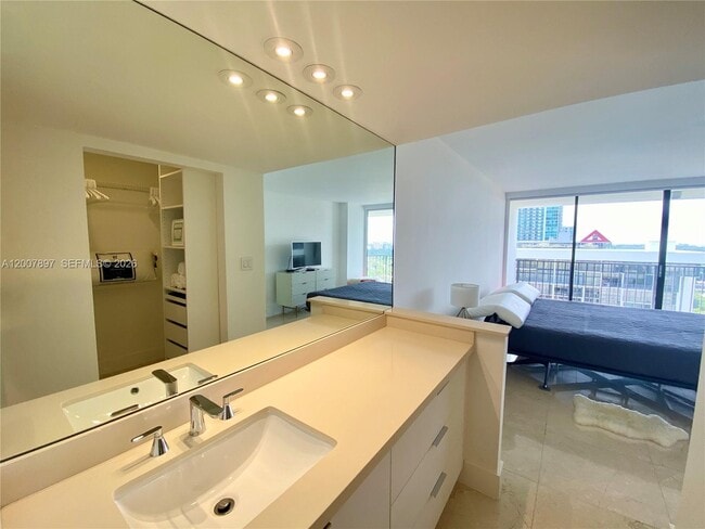 Building Photo - 1901 Brickell Ave