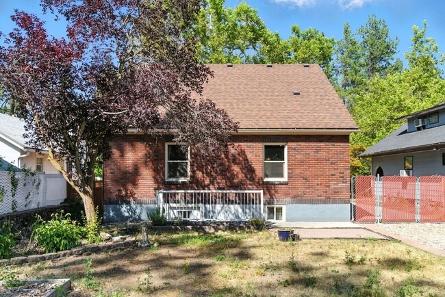 Building Photo - Gorgeous Brick Home Near Audubon Park
