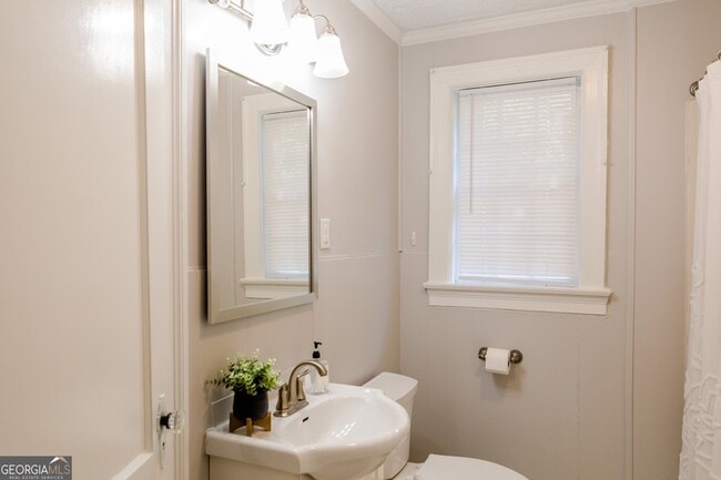 Building Photo - 111 E Screven St