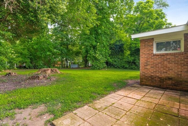 Building Photo - NE – Desirable Neighborhood, Brick Home, W...