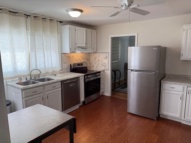 Building Photo - 3 bedroom 1 bath ranch style home, hardwood floors. 1 car garage.