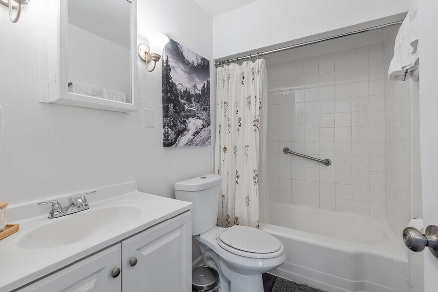 Building Photo - 6563 Julian Ave