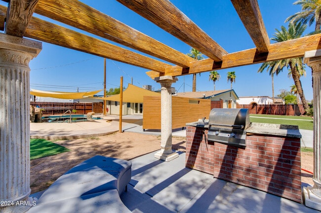 Building Photo - 2348 N 28th Pl