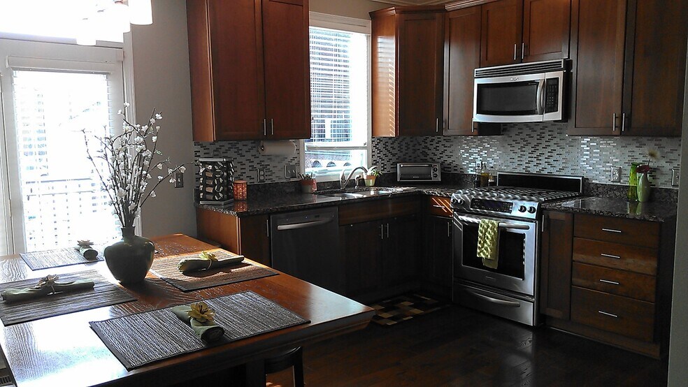 Kitchen / Dining Room - 524 Allard Pl