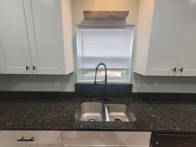 Building Photo - Stunning 4 Bedroom, 2.5 Bath Home Just 3 Blocks to Chesapeake Bay