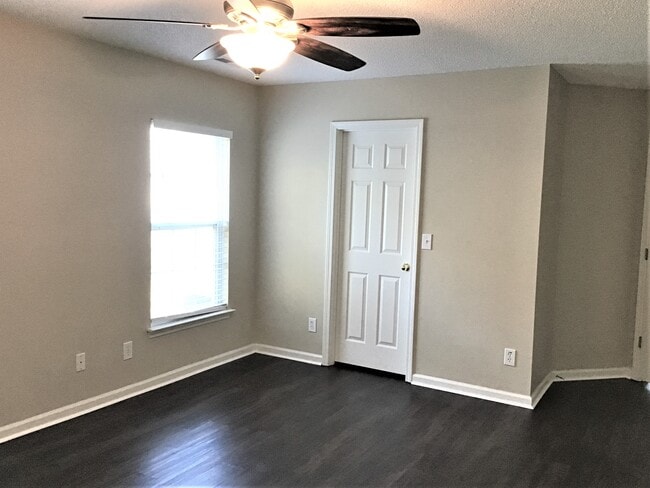 Building Photo - 5037 Thornton Dr