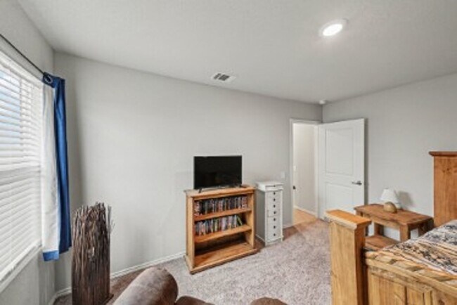 Building Photo - 3BED/2BATH HOUSE AVAILABLE FOR LEASE!
