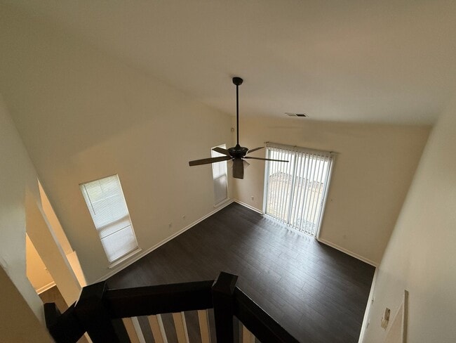 Building Photo - Beautiful End-unit townhome in university with Primary bedroom on 1st floor