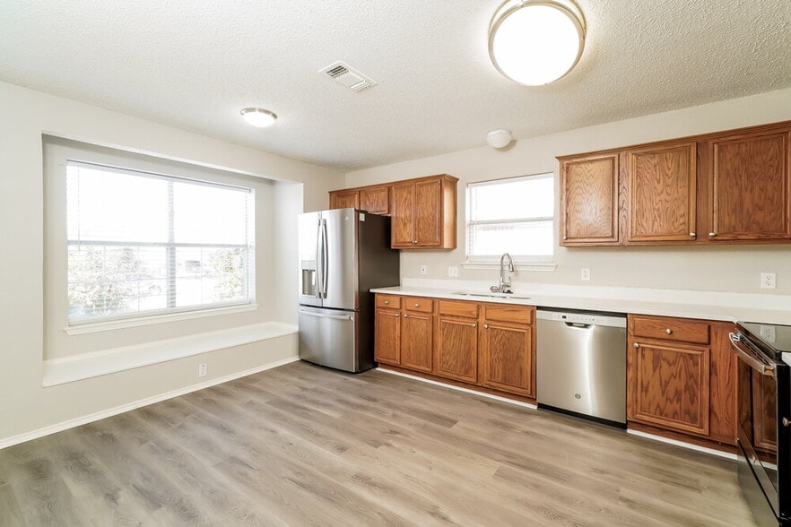 Building Photo - 6005 Castanada Dr