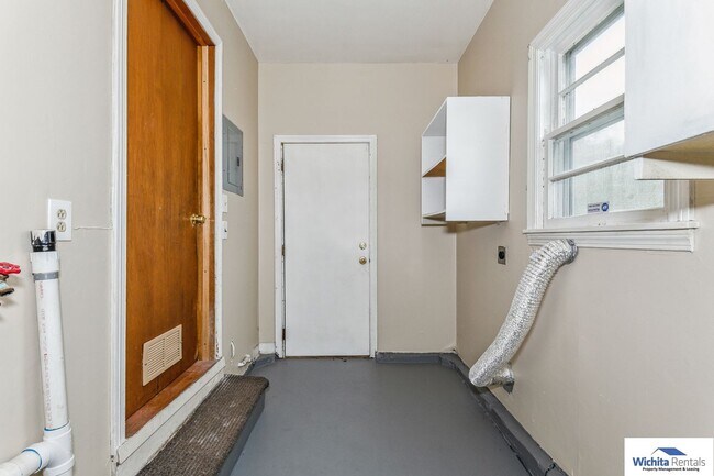 Building Photo - 2 bedroom near Wichita State University