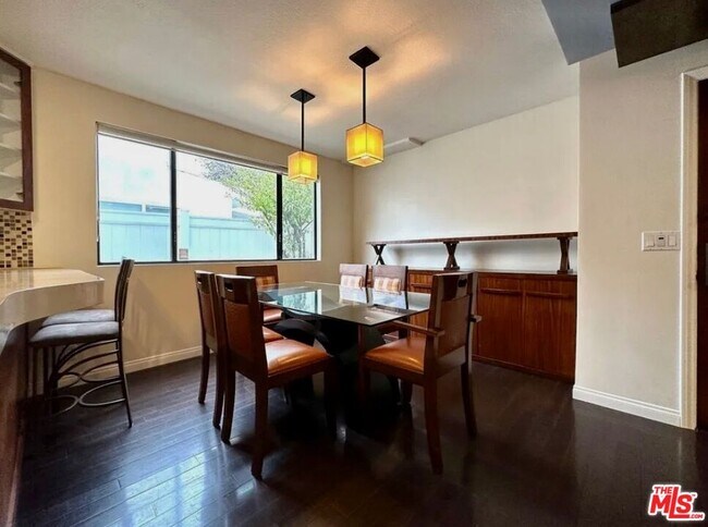 Building Photo - 805 N W Knoll Dr