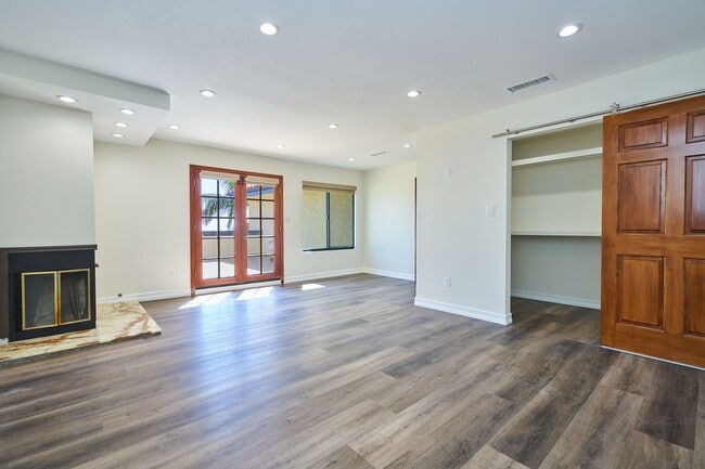 Building Photo - Aqua Vista - Entertainers Playhouse