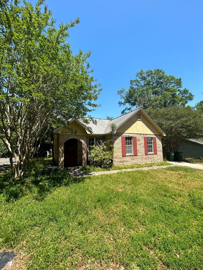 Building Photo - 3 bedroom 2 bath in a cute neighborhood.