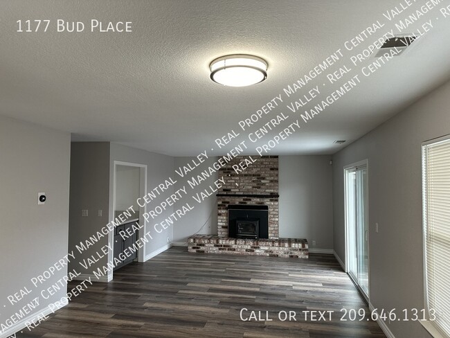 Building Photo - Manteca 4 Bedroom 3 Bathroom Home