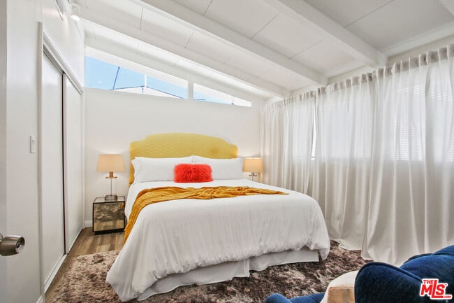 Building Photo - 6440 Rhea Ave