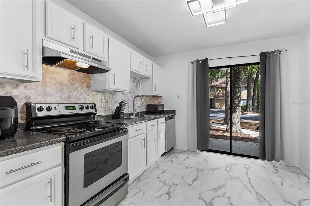 Kitchen - 507 NW 39th Rd