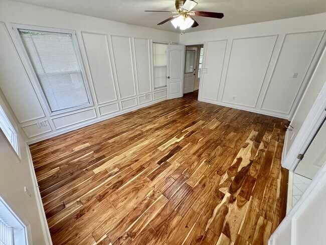 Building Photo - 362 River Point Dr