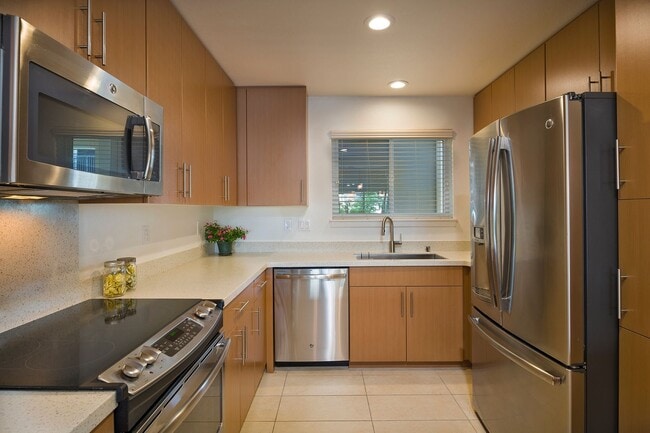 Building Photo - 2 bedroom 2 bath with 2 covered parking Kailua