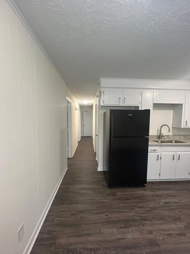 Building Photo - 4BR Home Minutes from Downtown & Fort Jackson