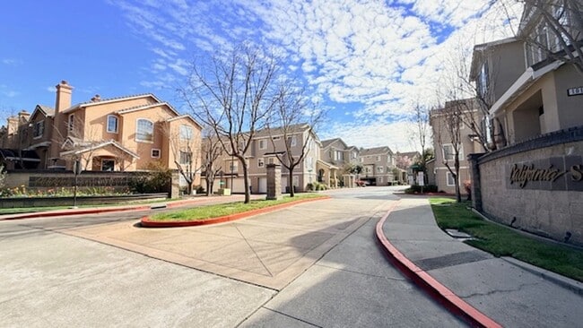Building Photo - Beautiful 3BD/2.5BA, Multi-Level Townhome in the Shadowhawk Community in Danville- Available NOW!