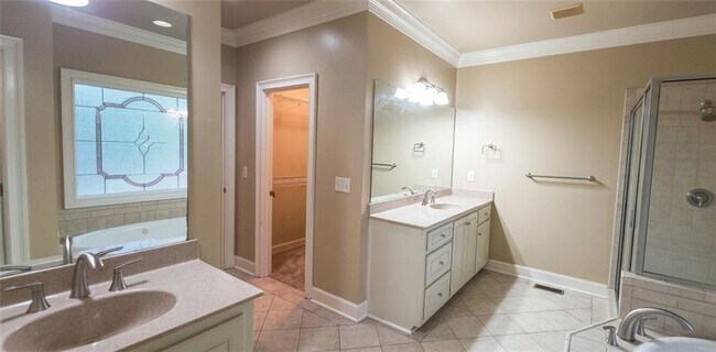 Building Photo - 606 Lakeshore Ct