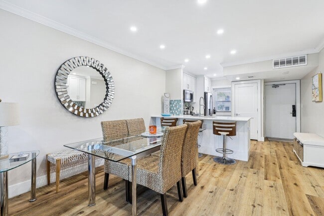 Building Photo - 200 E Royal Palm Rd