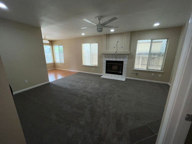 Building Photo - 4BR/2.5 BA / 1914 SF | New Carpet | Tenant...