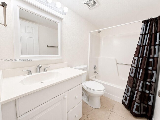 Building Photo - 6585 Somerset Dr