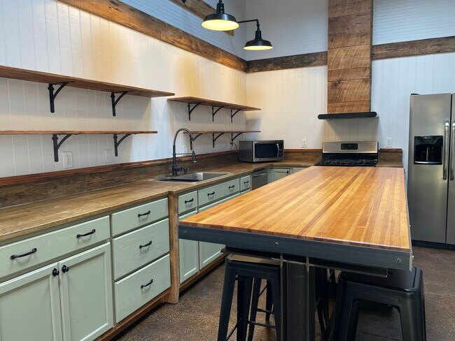 Building Photo - 1/2 off 1 month-Charming Industrial 4 Bedroom/4 Bathroom Apartment in Pigtown, MD!
