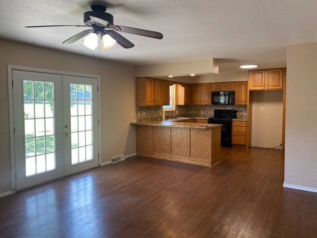 Building Photo - 1002 Glenn Dr