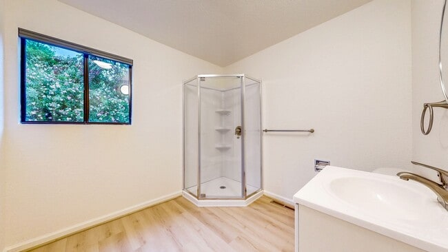 Building Photo - Bright and Beautiful 4 bedroom 2.5 Bath with large enclosed back yard and close proximity to Mari...