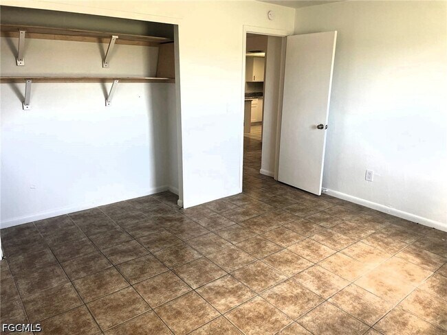 Building Photo - 104 SE 16th Pl