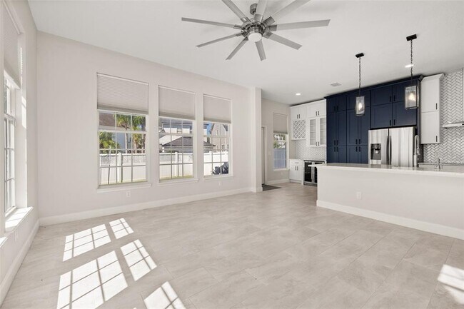 Building Photo - 212 Ficus St