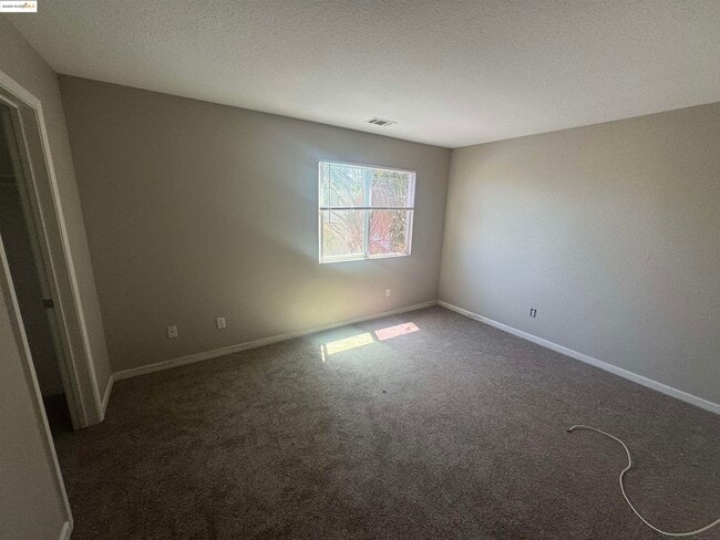 Building Photo - 5575 Sunview Ct