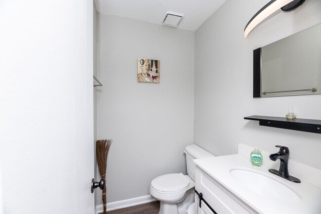 Building Photo - Charming and Spacious Home