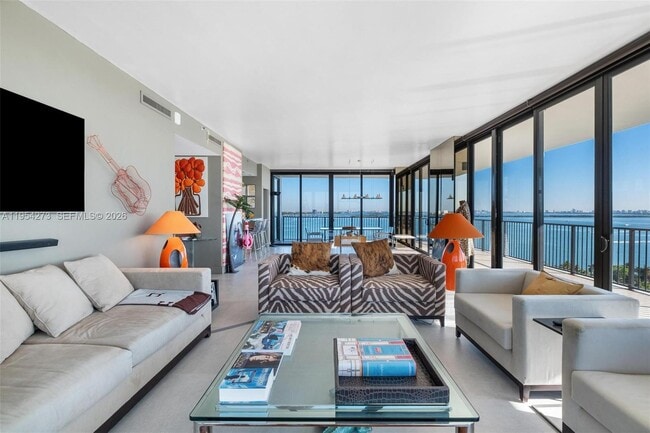 Building Photo - 1000 Venetian Way