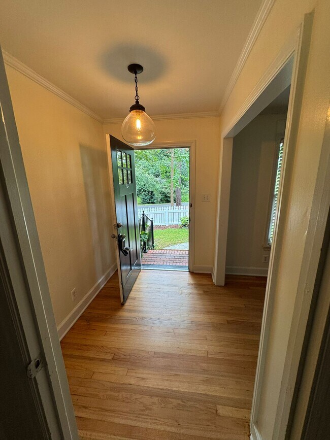 Building Photo - 828 Forest Ridge Dr W