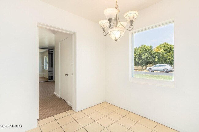 Building Photo - 2441 E Edgemont Ave