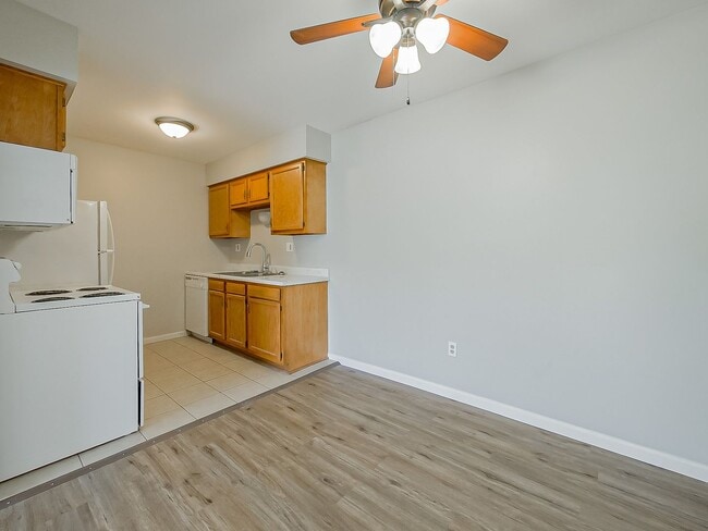 Building Photo - 125 E Van Riper Rd