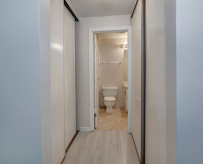 Building Photo - Woodland Hills Two Bed 2 Bath Condo