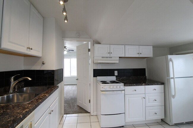 Building Photo - June FREE On This One Bedroom Apartment Near KU Med
