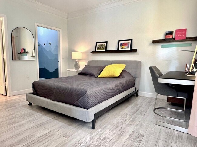 Building Photo - 2 Bedroom condo with 2 Car Garage Condo Fo...