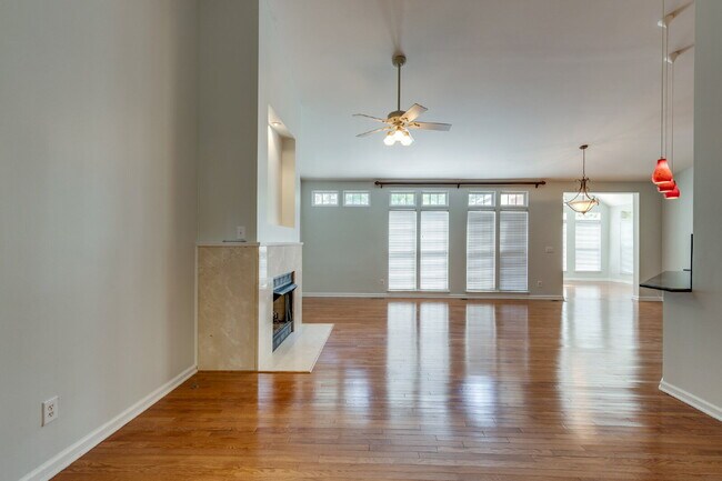 Building Photo - Luxury, Location, and Lifestyle on Rolling...