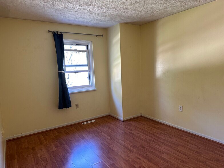 Building Photo - 1505 Harewood Sq