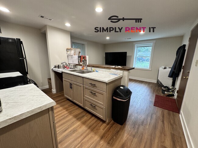 Building Photo - Renovated 2 Bedroom, 2 Bathroom on Campus! Available Jan. 1st!