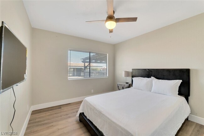 Building Photo - 900 Willow Tree Dr