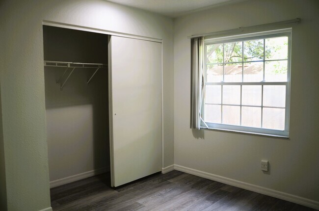 Building Photo - Spacious 4-Bed, 3-Bath Belle Isle Home wit...