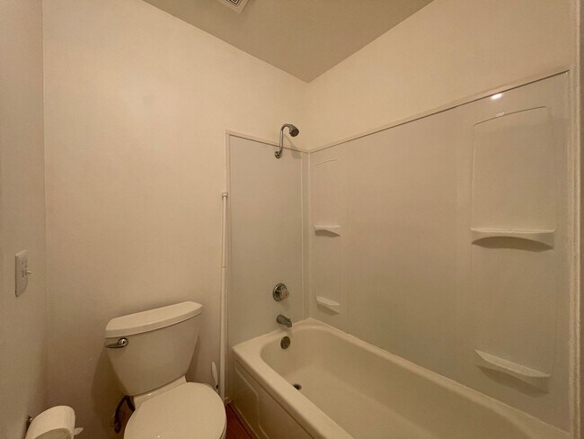 Building Photo - Gorgeous South Natomas Condo